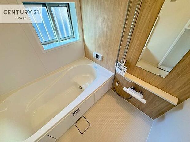 落ち着きある大人の雰囲気のバスルームは、味が出ていてバスタイムが充実!お仕事頑張っているご褒美にお好みの匂いの入浴剤を入れて、楽しんでみてはいかがでしょうか?