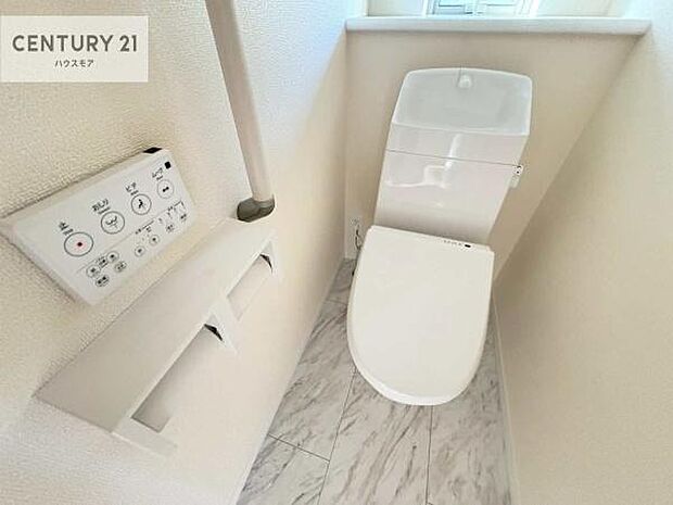 1・2階にトイレがございます!朝の忙しい時間帯も待たずにすみそうですね。白を基調とした清潔感のあるトイレでお手入れがしやすいです!