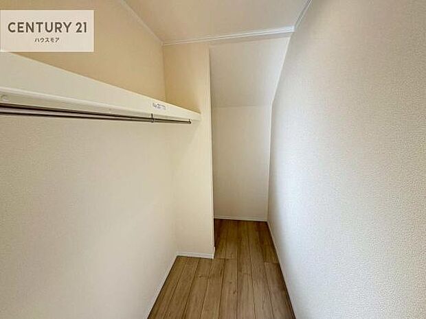 ウォークインクローゼット付きです。たくさんのお洋服などを収納しておけそうですね!他にも扇風機や加湿器など季節物の大きな家電も収納できます。