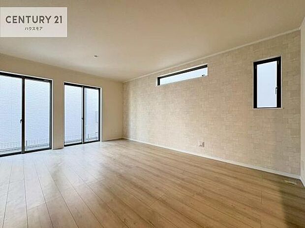 大きな窓からたっぷりの陽ざしが入る明るいリビング。開放感のあるリビングで家族団らんのくつろぎの時間を過ごせます。