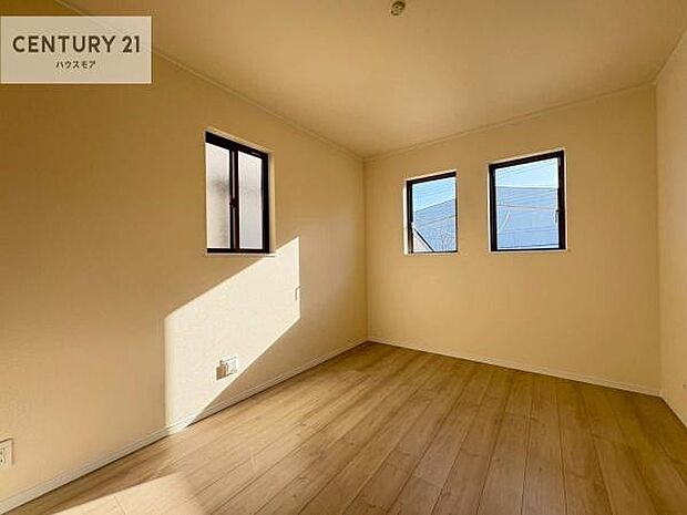 2面採光を確保した明るい室内は、風通しも良く、明るく大変居心地の良い空間となっております。リラックスして過ごせる心地の良いお部屋です!朝の目覚めがスッキリしますね!