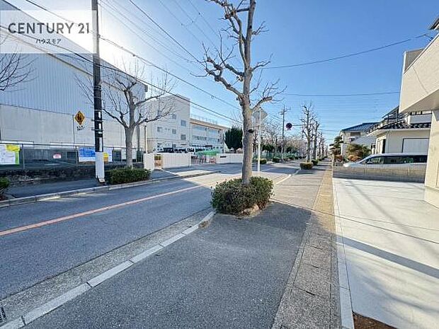 前面道路11m!陽当り良好な立地です。車庫入れが苦手な方も安心ですね。
