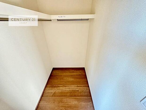 ウォークインクローゼット付きです。たくさんのお洋服などを収納しておけそうですね！他にも扇風機や加湿器など季節物の大きな家電も収納できます。