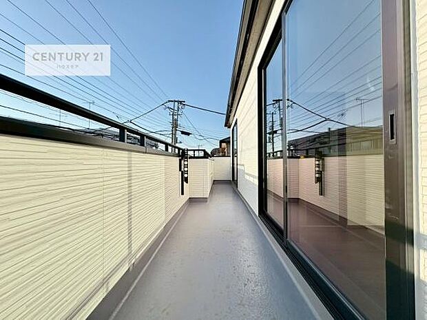 広々としているバルコニーです！お洗濯物を干すのはもちろん風に当たりながらくつろぎタイムが送れます！