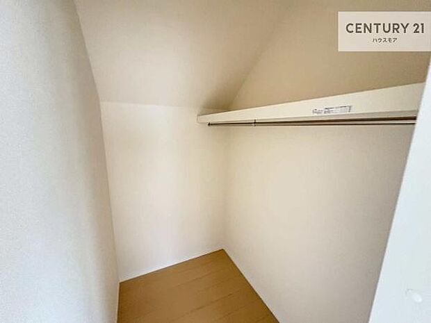 ウォークインクローゼット付きです。たくさんのお洋服などを収納しておけそうですね!他にも扇風機や加湿器など季節物の大きな家電も収納できます。