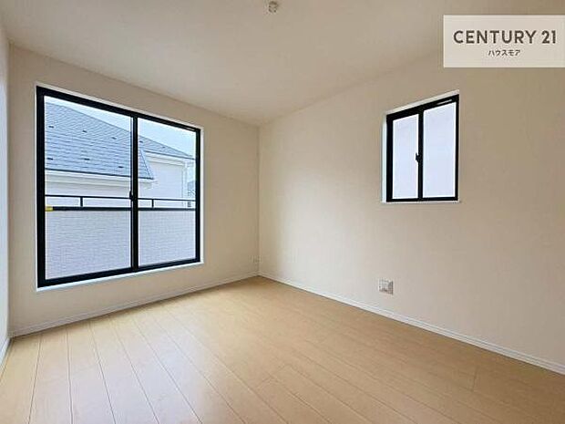 大きな窓からたっぷりの採光が注がれる洋室です。明るく心地よくずっといたくなるような空間です。