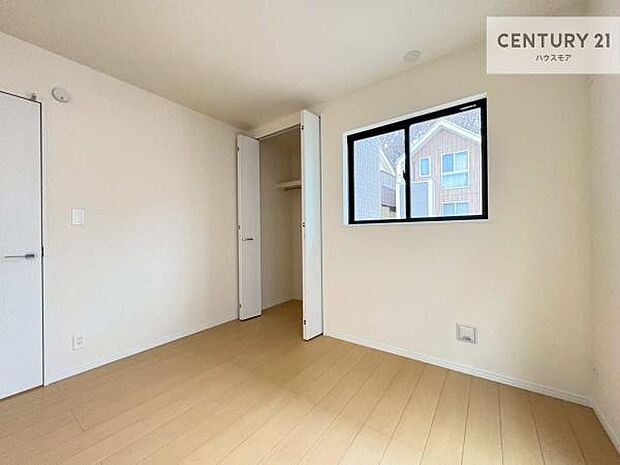 洋室は子供部屋や寝室、色々と用途多彩に利用できますね。収納力もたっぷりなので、広々気持ちよく過ごすことができます。