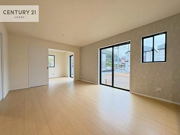 大きな窓からたっぷりの陽ざしが入る明るいリビング。開放感のあるリビングで家族団らんのくつろぎの時間を過ごせます。