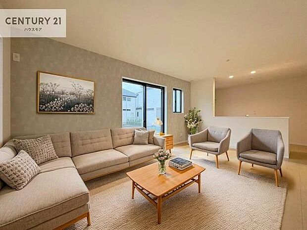 家具はCGパースです。心地良いリビングは家族が自然と集まります。家族団欒の時間が増えそうです。ご家族と、より一層充実した時間を過ごせそうですね。明るく開放的な空間です。