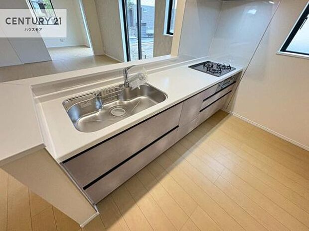 大人気の対面式システムキッチンを採用しています!ご家族のコミュニケーションが自然と増える設計です。お子様にも目が届くので嬉しいですね。広々使えて快適に作業が進みます。