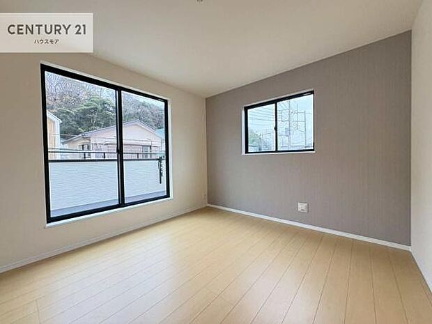 バルコニーに面している洋室です。明るく温もりがあり、換気もしっかりできます!朝起きて、外に出て背伸びをしつつ深呼吸をし良い朝を迎え入れることができます。