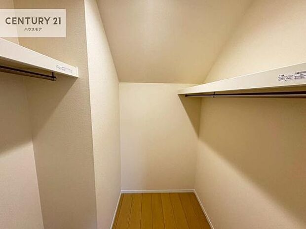 ウォークインクローゼット付きです。たくさんのお洋服などを収納しておけそうですね!他にも扇風機や加湿器など季節物の大きな家電も収納できます。
