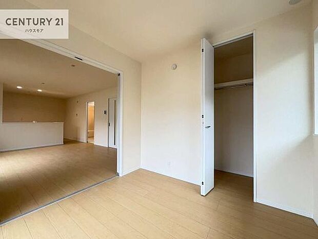 洋室は子供部屋や寝室、色々と用途多彩に利用できますね。収納力もたっぷりなので、広々気持ちよく過ごすことができます。