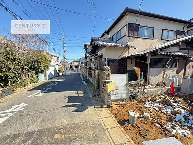 前面道路は6m!陽当り良好な立地です。車庫入れが苦手な方も安心ですね。