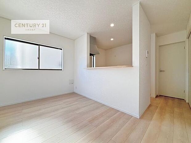 リビング全体が見渡せる対面キッチンなので、お子様の様子を見守りながら作業ができる子育てがしやすい安心な間取です!(同仕様)