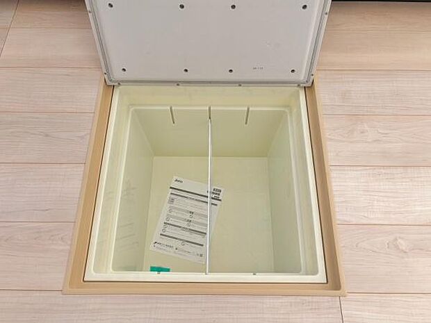 床下収納付きでストック品や防災用品も収納できるのは便利ですね!(同仕様)