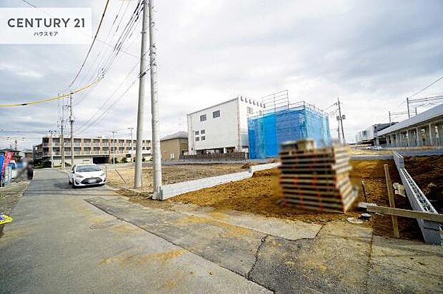 前面道路4m!陽当り良好な立地です。車庫入れが苦手な方も安心ですね。