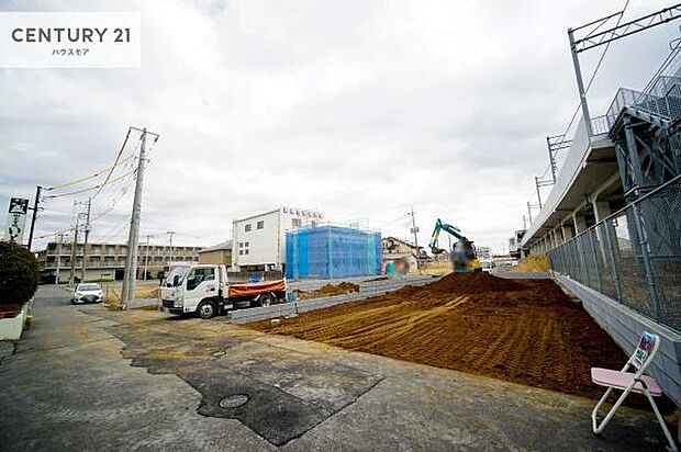前面道路4m!陽当り良好な立地です。車庫入れが苦手な方も安心ですね。