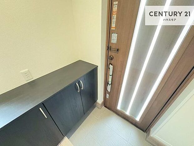 シューズボックス付きなので、玄関が片付きお掃除がしやすいです!スッキリした玄関で戸を開けた瞬間、清潔感のある心地いい空間が出迎えてくれます。