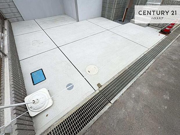 駐車スペースは2台分あります(車種による)!セカンドカーはもちろん、バイクや自転車なども置き場所に困りません。