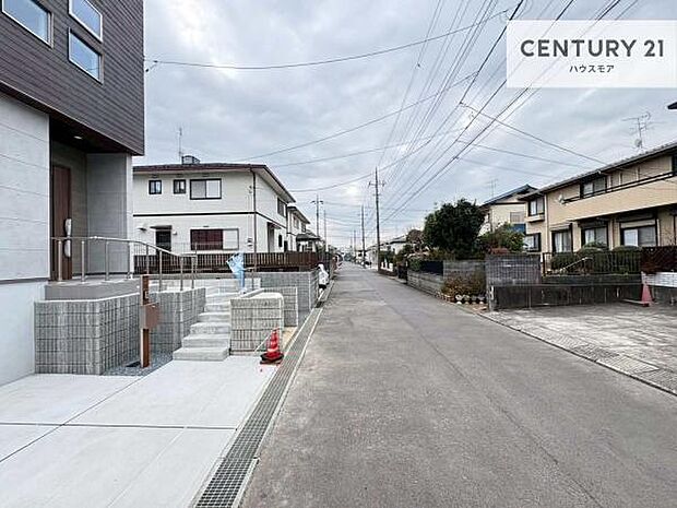 前面道路6m!陽当り良好な立地です。車庫入れが苦手な方も安心ですね。