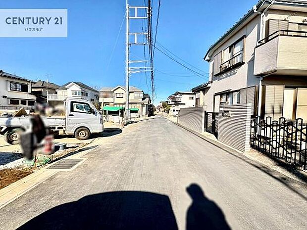 前面道路5m!陽当り良好な立地です。車庫入れが苦手な方も安心ですね。