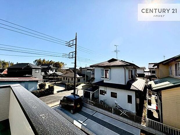 晴れた日には青い空を見渡せる開放的な時間を楽しめます。気持ちの良い風が通り抜ける街並みです!