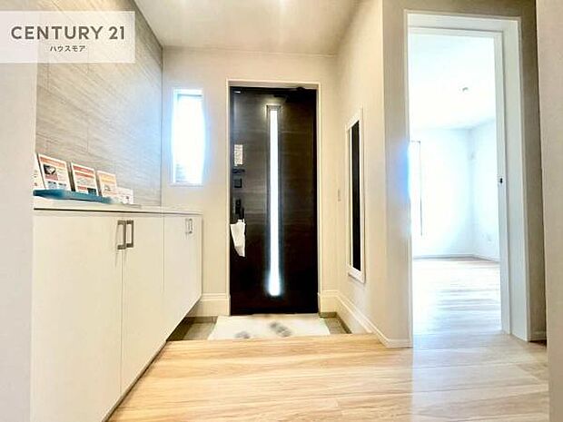 シューズボックス付きなので、玄関が片付きお掃除がしやすいです!スッキリした玄関で戸を開けた瞬間、清潔感のある心地いい空間が出迎えてくれます。