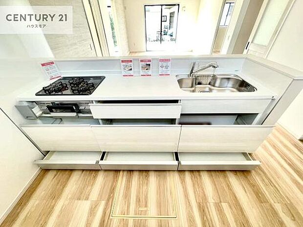 収納スペースが豊富で、調理スペースがスッキリと片付きひろ〜く活用できます!快適に作業ができます!毎日の料理が捗ります!