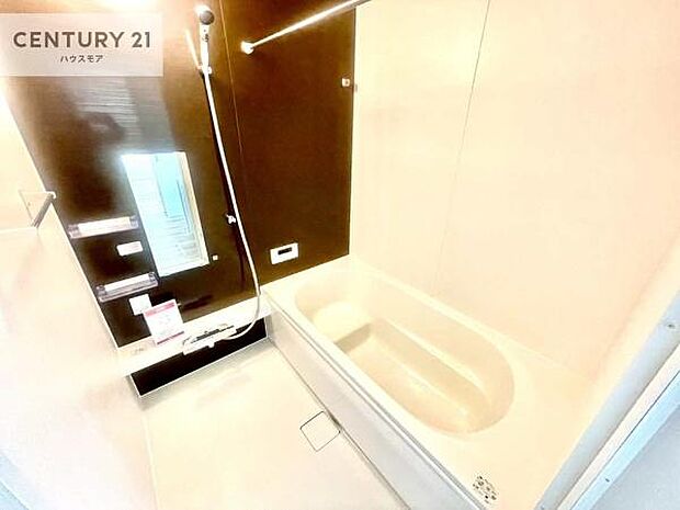 白を基調とした清潔感のあるバスルーム!快適なバスタイムが送れます!1日の疲れをしっかりと癒してくれる素敵なリラクゼーション空間になりそうですね。