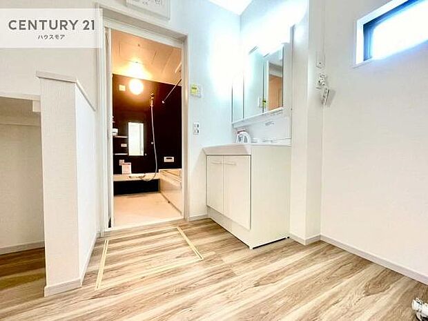 三面鏡仕様の洗面所は、身だしなみがしやすい造り!裏は収納になっています。ドライヤーやお化粧道具を片付けられるので洗面台周りをスッキリと見せることが出来ます!