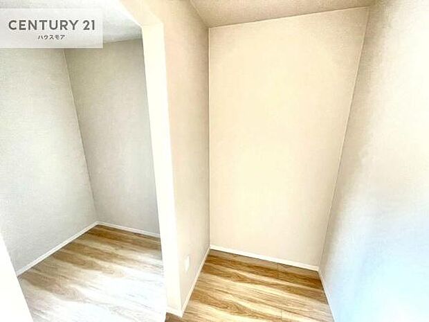 ウォークインクローゼット付きです。たくさんのお洋服などを収納しておけそうですね!他にも扇風機や加湿器など季節物の大きな家電も収納できます。