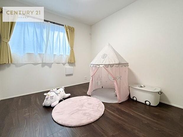 明るく風通しの良い居室です。「シンプル」にデザインされた室内。自由度が高いので家具やレイアウトでお好みの空間を創り上げられます。（同仕様）