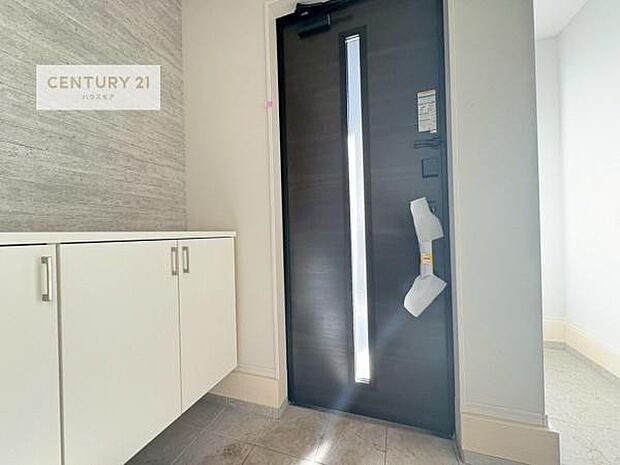 シューズボックス付きなので、玄関が片付きお掃除がしやすいです!スッキリした玄関で戸を開けた瞬間、清潔感のある心地いい空間が出迎えてくれます。