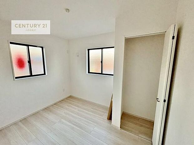 掃き出し窓がないお部屋は、お子様のお部屋としても安心です!収納スペースも充実しているので散らかったお部屋をサッと片付けられます!