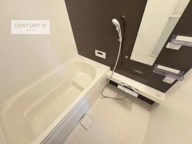 落ち着きある大人の雰囲気のバスルームは、味が出ていてバスタイムが充実!お仕事頑張っているご褒美にお好みの匂いの入浴剤を入れて、楽しんでみてはいかがでしょうか?