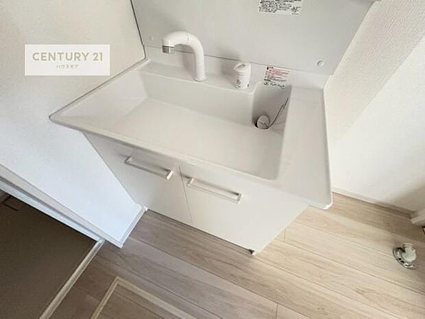 深い洗面台ボウルは、水が跳ねにくいのでお手入れが楽々!清潔感が保てます!キレイな洗面所で自分磨きのモチベーションが上がりますね!