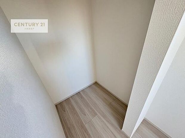 ウォークインクローゼット付きです。たくさんのお洋服などを収納しておけそうですね!他にも扇風機や加湿器など季節物の大きな家電も収納できます。