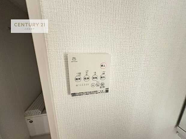 浴室乾燥や暖房が付いている魅力的な仕様です!冬場はヒートショックの予防にも使えます。雨の日でもお洗濯物が乾かせるので、洗濯物をため込みにくい!