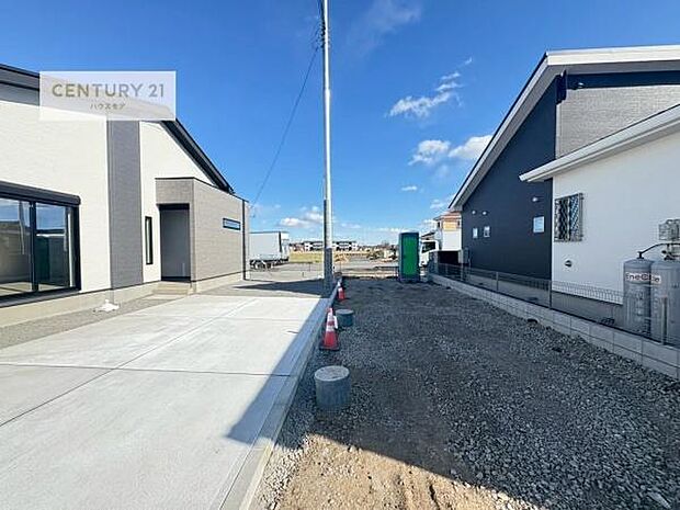 前面道路は18m!陽当り良好な立地です。車庫入れが苦手な方も安心ですね。