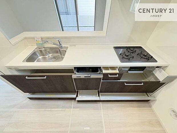 収納スペースが豊富で、調理スペースがスッキリと片付きひろ〜く活用できます!快適に作業ができます!毎日の料理が捗ります!パントリーも完備!