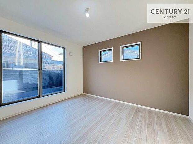 バルコニーに面している洋室です。明るく温もりがあり、換気もしっかりできます!朝起きて、外に出て背伸びをしつつ深呼吸をし良い朝を迎え入れることができます。