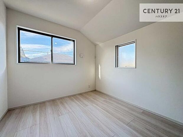 2面採光を確保した明るい室内は、風通しも良く、明るく大変居心地の良い空間となっております。リラックスして過ごせる心地の良いお部屋です!朝の目覚めがスッキリしますね!