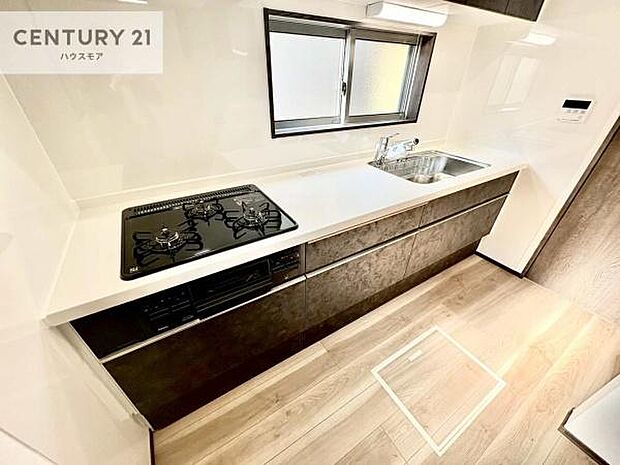 壁付キッチンは、集中して作業に取り掛かれます!作業の動線ラクラク!毎日の料理が捗りそうですね!収納スペースが豊富で、調理スペースがスッキリと片付きひろ〜く活用できます!