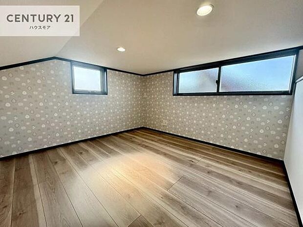 小屋根裏収納です!たっぷりの収納スペースで、暮らしがすっきり整う住まい。家族の荷物もきれいに片付き、毎日を快適に過ごせます。