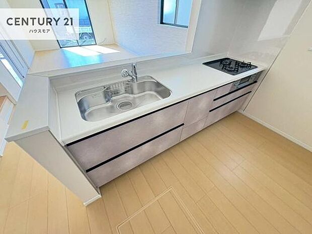 大人気の対面式システムキッチンを採用しています!ご家族のコミュニケーションが自然と増える設計です。お子様にも目が届くので嬉しいですね!広々使えて快適に作業が進みます。