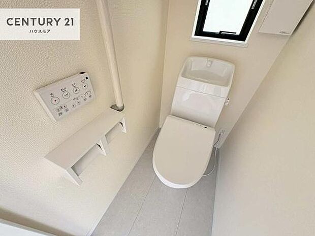 1・2階にトイレがございます!朝の忙しい時間帯も待たずにすみそうですね。白を基調とした清潔感のあるトイレでお手入れがしやすいです!