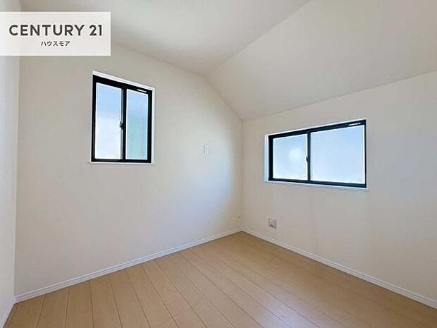 2面採光を確保した明るい室内は、風通しも良く、明るく大変居心地の良い空間となっております。リラックスして過ごせる心地の良いお部屋です!