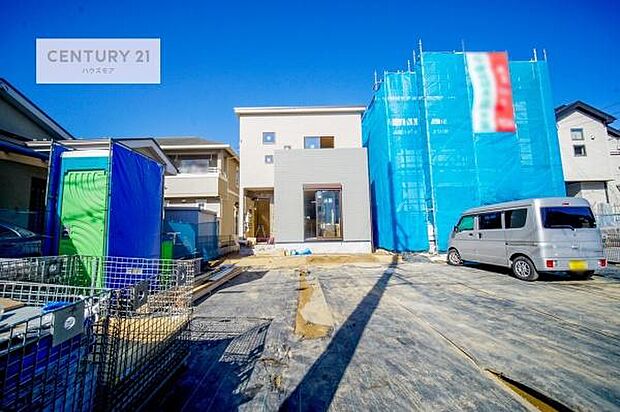 駐車スペースは2台分あります!(車種による)セカンドカーはもちろん、バイクや自転車なども置き場所に困りません。