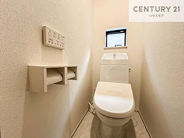 温水洗浄便座につき、冬場は便座が暖かくできるので冷たい便座に座らずに済む嬉しい仕様です!(同仕様)